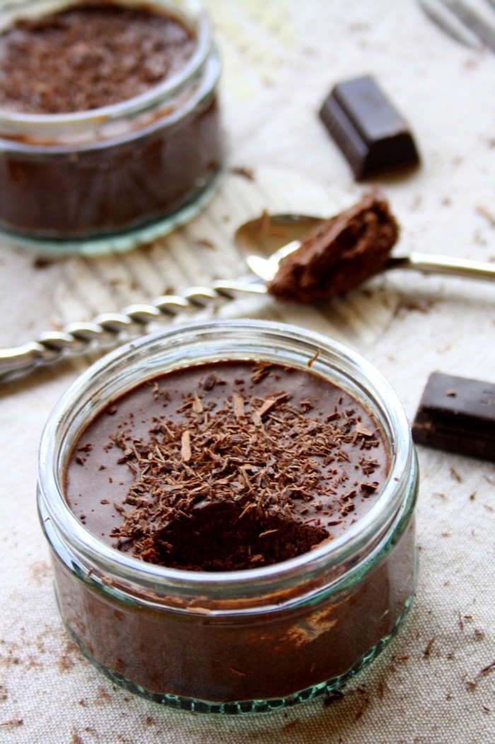 mousse au chocolat im glas, schokoladendessert ideen, veganes rezept, nachtisch mit schwarzer schokolade