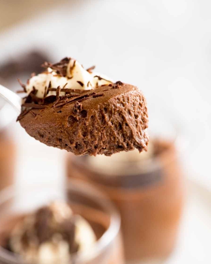schokoladenmouse zubereitung, schnelles dessert, mousse au chocolat rezept einfach
