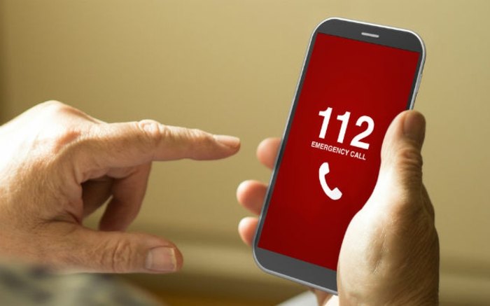 zwei Hände, ein Handy, mit der neuen Notruftechnik weißt das Smartphone, wo man Notruf wählt