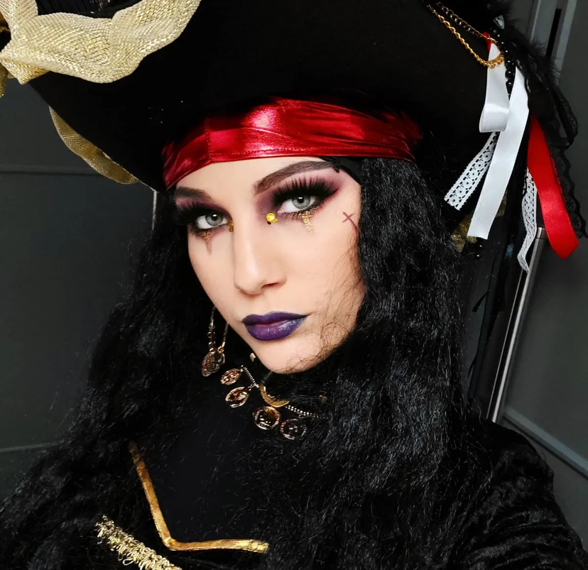 pirat schminke smokey eyes dunkler lila lippenstift