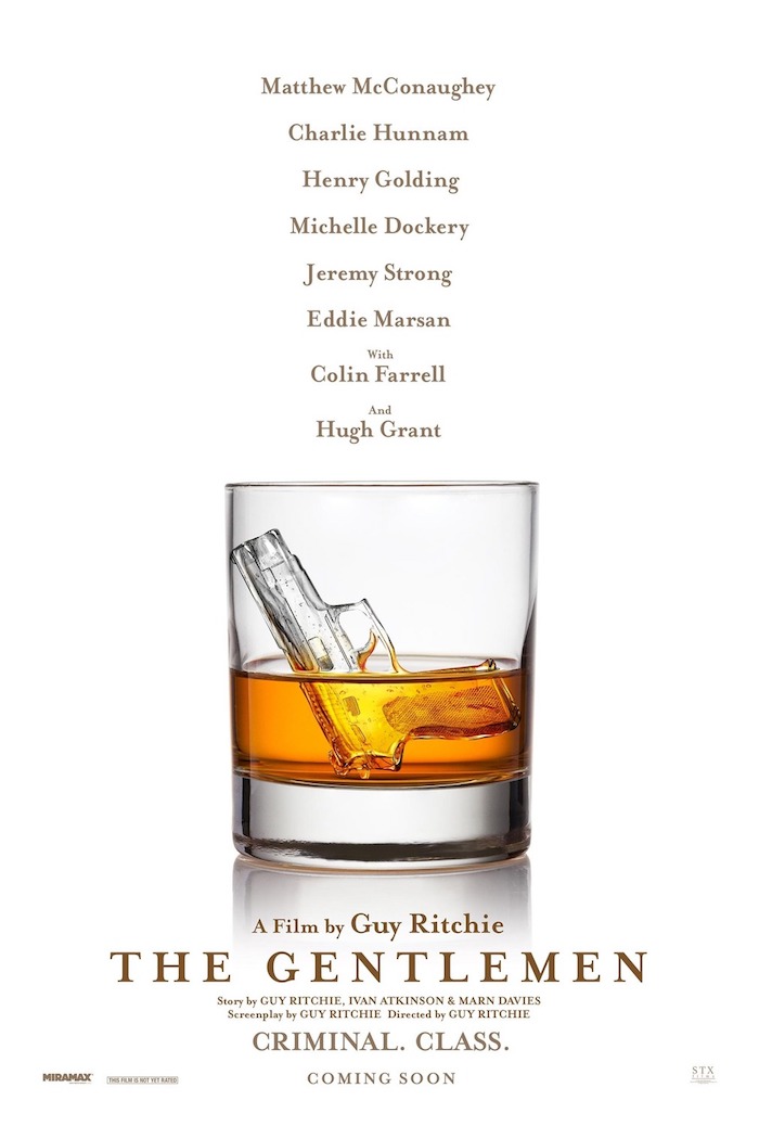 ein glas mit whisky und einer pistole aus eins, der poster zu dem fulm the gentlemen von guy ritchie 