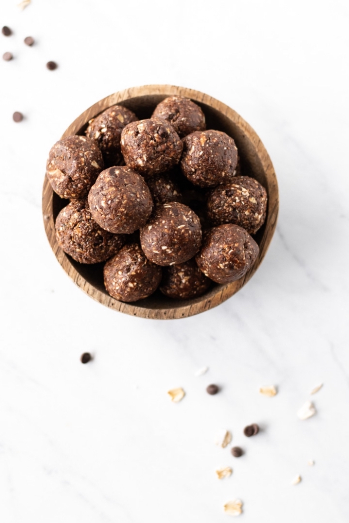 protein balls ideen, eiweißbällchen mit kakao, schokoaldenchips und haferflocken