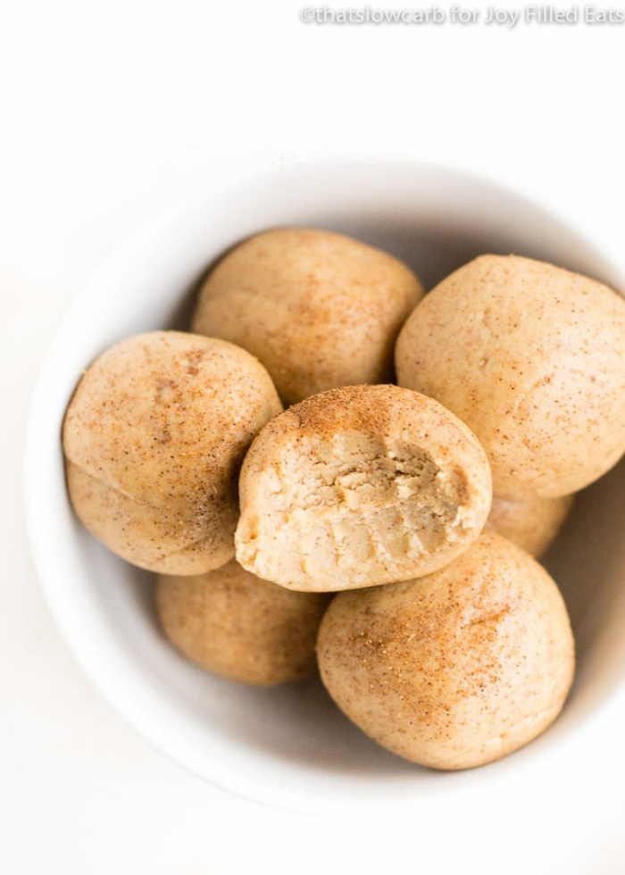 protien balls die besten rezepte, rohe selbstgemachte energiekugeln mit erdnussbutter und kokos