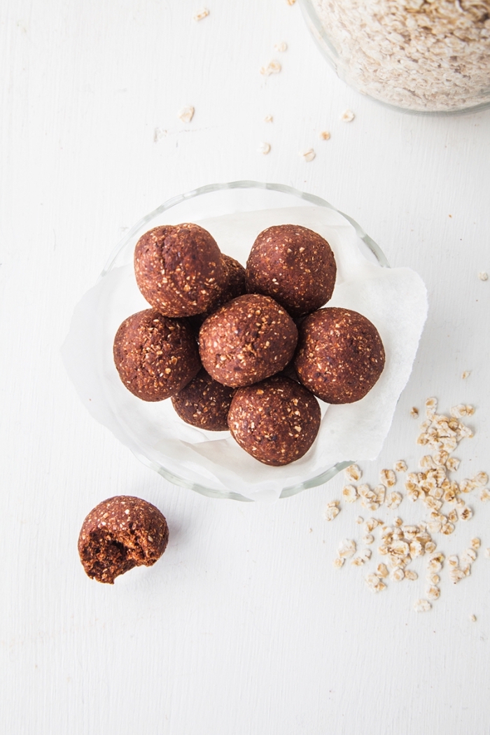 protein balls selebr machen, eiweißbällchen mit kakao und haferflocken, energiekugeln rezept