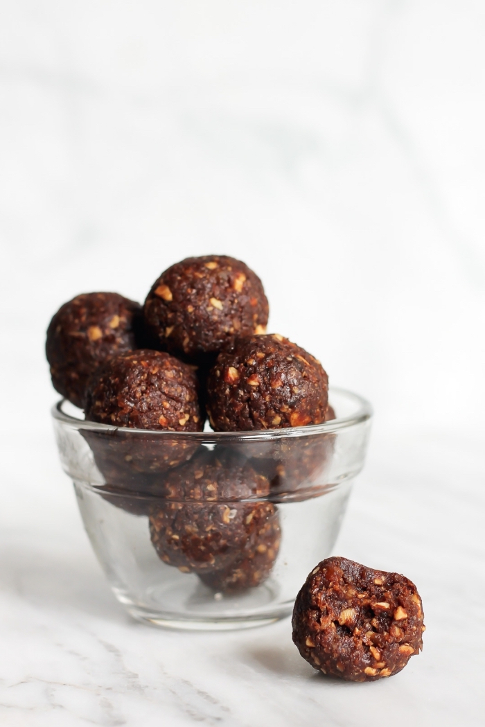 bliss balls, rezepte mit datteln, proteinbällchen mit kakao, erdnüssen und kokos
