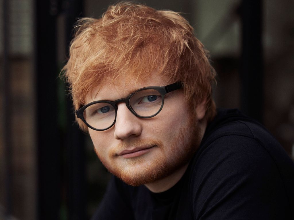 Ed Sheeran mit seiner schwarzen Brille, eine Bart und rotes Haar, erfolgreichste Stars unter 30