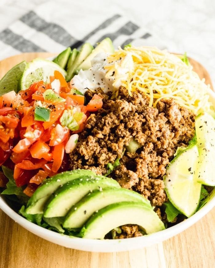 einfacher taco salat mit avocado, tomaten, käse und hackfleisch, was ist keto diät