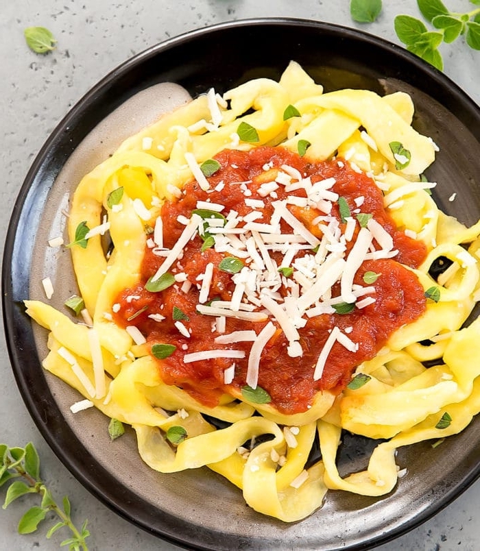 was ist keto diät, low carb pasta aus eiern mit tomatensoße, keto frühstück