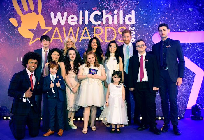 verliehung der preise wellchild awards 2019, prinz harry und viele kleine kinder und jügedliche, mädchen mit weißen kleidern