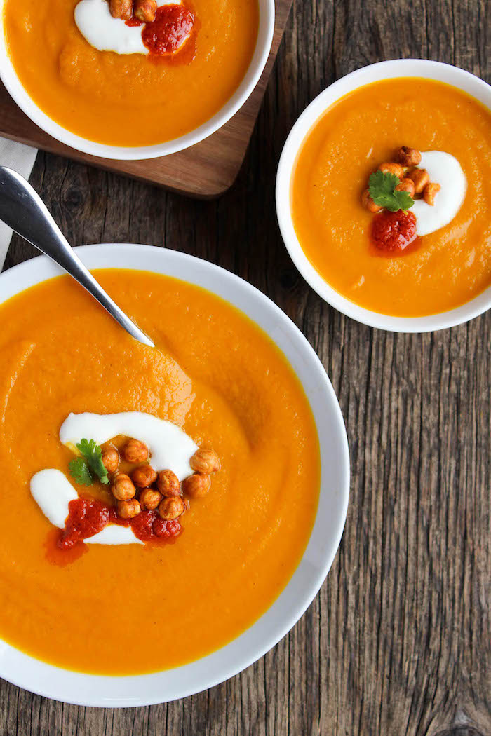beste suppe ideen, grmüsesuppe mit kichererbsen und tomaten garniert mit creme fraiche