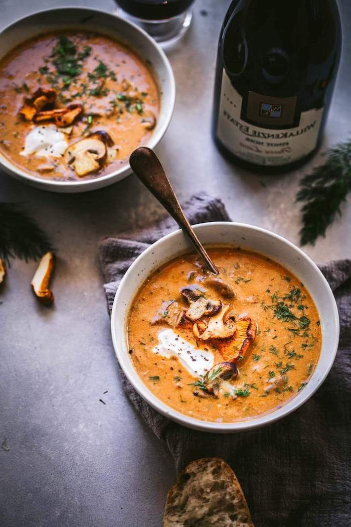 beste suppe, pürierte gemüsesuppe mit pilzen garniert mit creme fraiche und kräutern