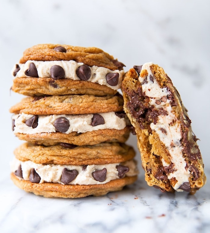 cookies selber machen, erdnussbutter keksen mit fllung aus eiscreme und schokoladenchips
