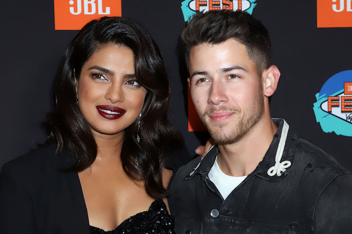 der us-amerikanische sänger nick jonas und seine frau, die schauspielerin priyanka chopra, eine frau mit schwarzen haar