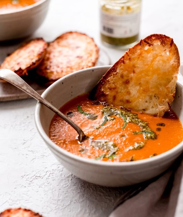 gemüsesuppe püriert, suppe mit tomaten garniert mit käse, cremesuppe die besten rezepte