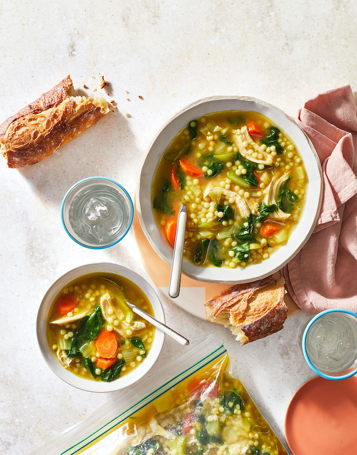 gerichte zum abenehmen, abendessen ideen, gesunde schnelle suppe mit spinat, karotten und fleisch