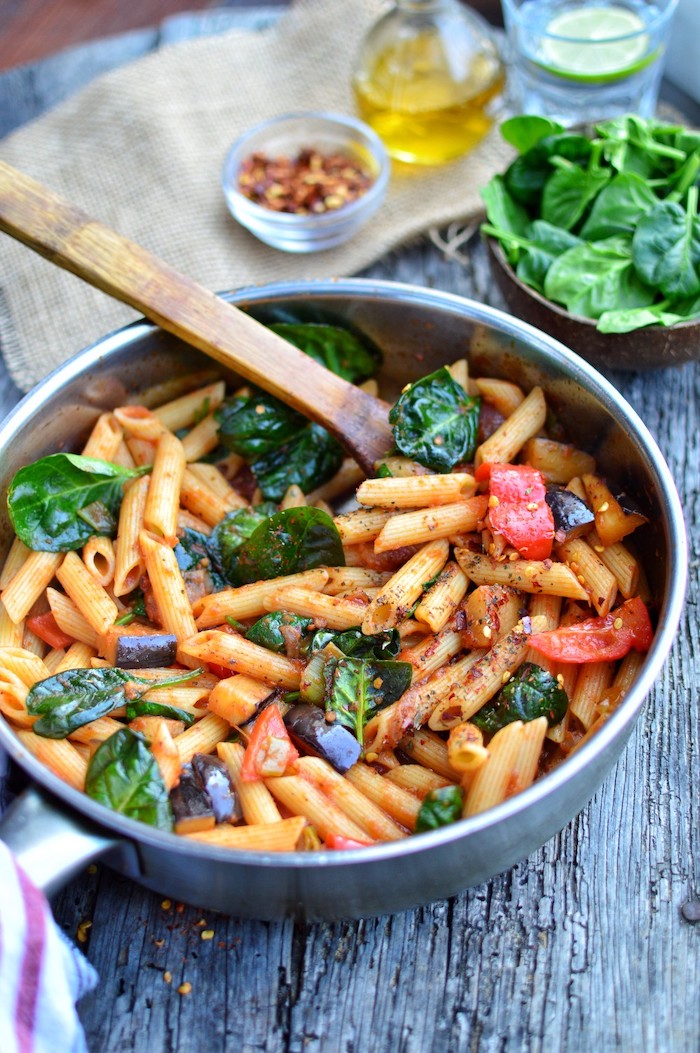 pasta mit basilikum und tomaten, gesundes essen rezepte, zubereitung unter 30 minuten