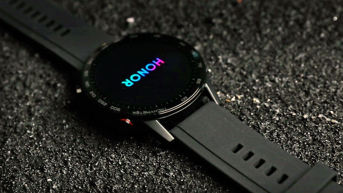 eine große schwarze smartwatch, eine armandbanduhr, die honor magic watch 2