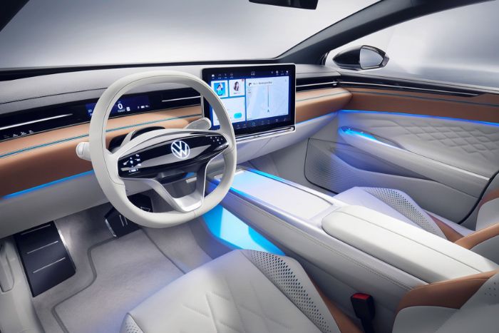 das erste elektropassat volkswagen id space vizzion, innenraum des autos mit weißen sitzen aus kunstleder und appleskin