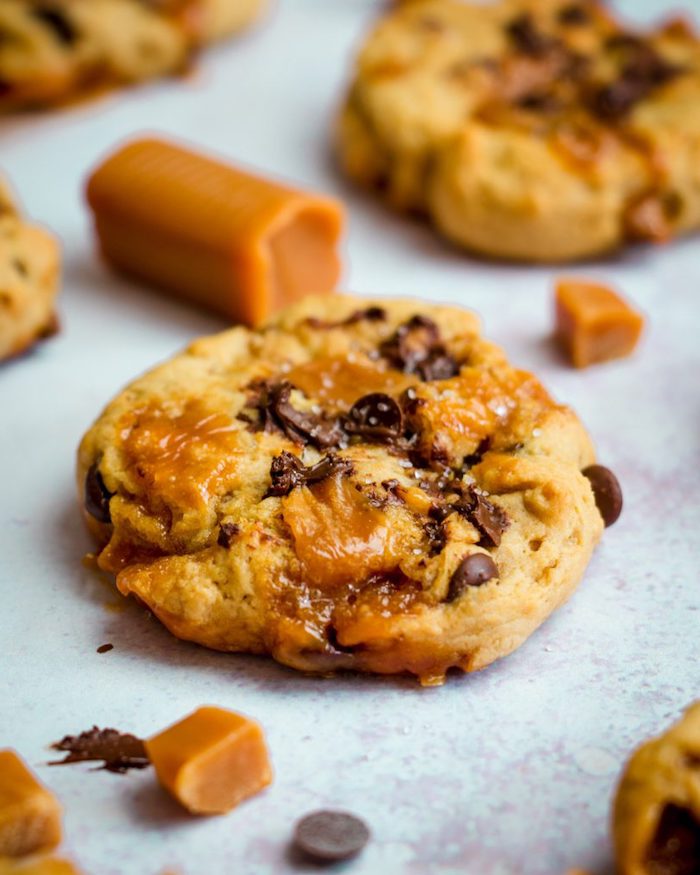 kekse rezepte einfach, karamellkekse zubereiten, cookies mit karamell und schokostückchen