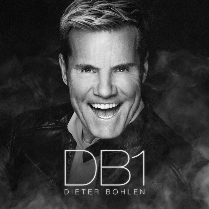 mann mit einer schwarzen ledderjacke und weißen zähnen, ein schwarz-weißes bild von dem sänger dieter bohlen