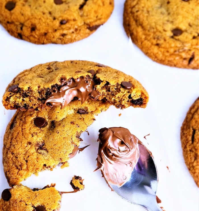 plätzchen rezept einfach, weiche kekse mit füllung aus schokolade nutella, party ideen