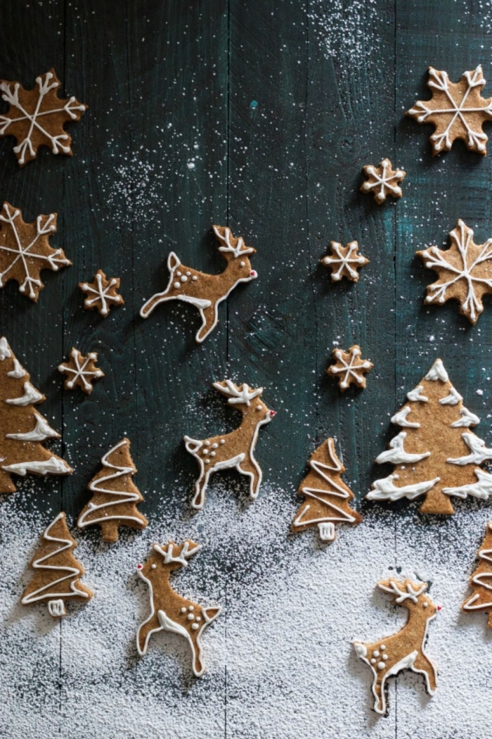 pläzchen rezept ausstechen, kekse mit zimt in verschiedenen formen, hirschen, schneeflocken, weihnachtsbäume