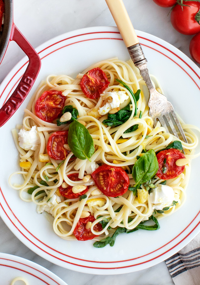 schnelle rezepte mittagessen und abendessen, pasta mit basilikum, tomaten und käse