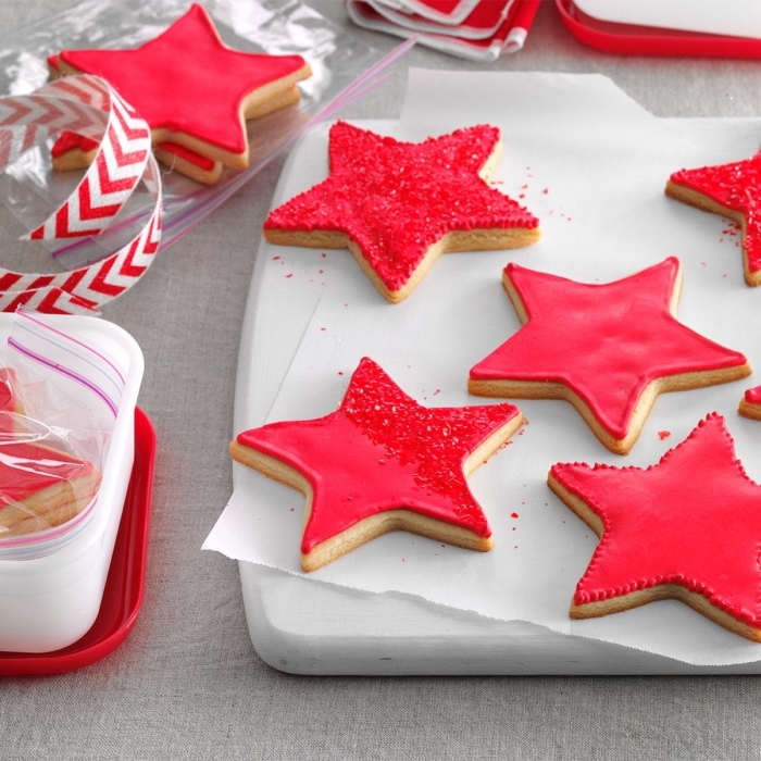 weihnachtskekse rezepte einfach, kekse sterne dekoriert mit roter zuckerglasur, weihanchtsrezepte