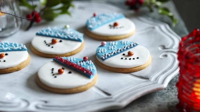 weihnachtskekse rezepte einfach, schneemänner aus keksen, schneemännerköpfe, blaue mützen