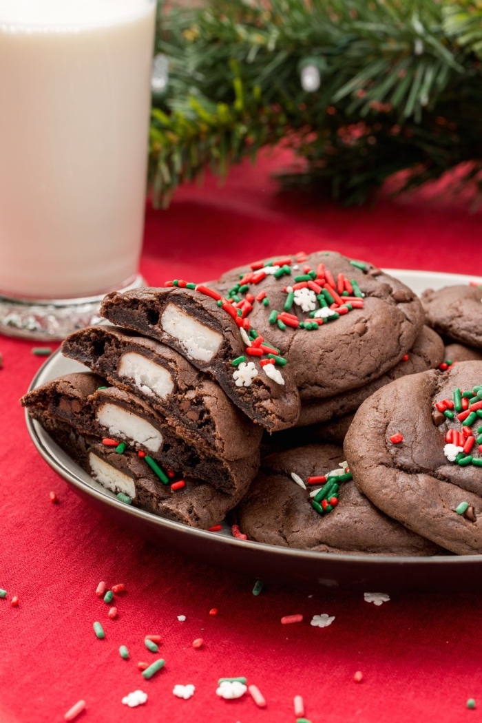 selbstgemachte schokoaldenkekse mit stückchen schokolade, weihnachtskekse rezepte einfach
