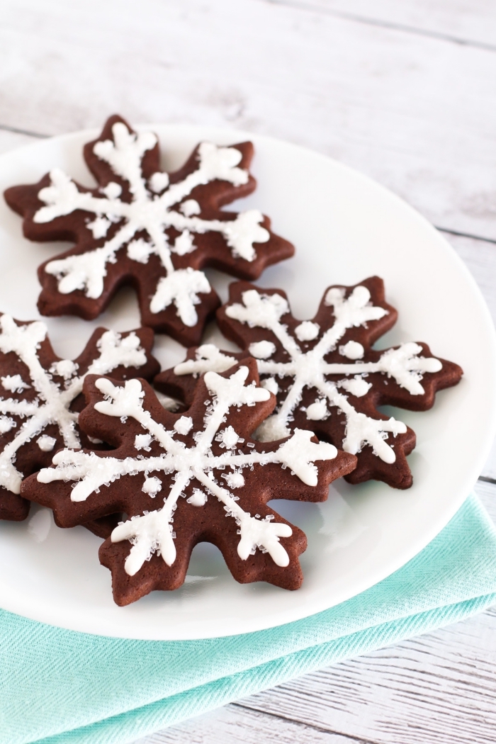 schokoladenkekse schneeflocken, weihnachtspläzchen rezepte einfach, schokokekse