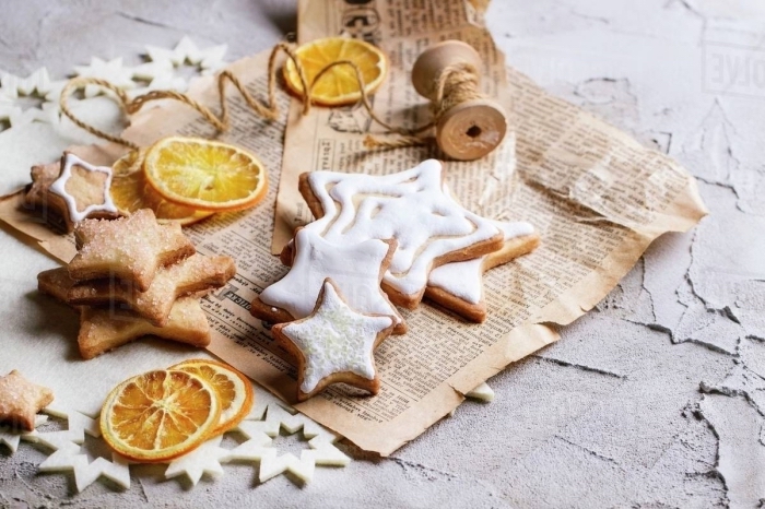 weihanchtspläzchen rezepte mit bild, weihnachtskekse sterne dekoriert mit zuckerglasur, pläzchen mit zimt und orangen