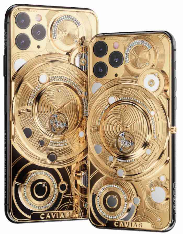 zwei goldenen luxos smartphones, ein iphone 11 pro mit einer uhr aus gold und vielen kleinen diamanten