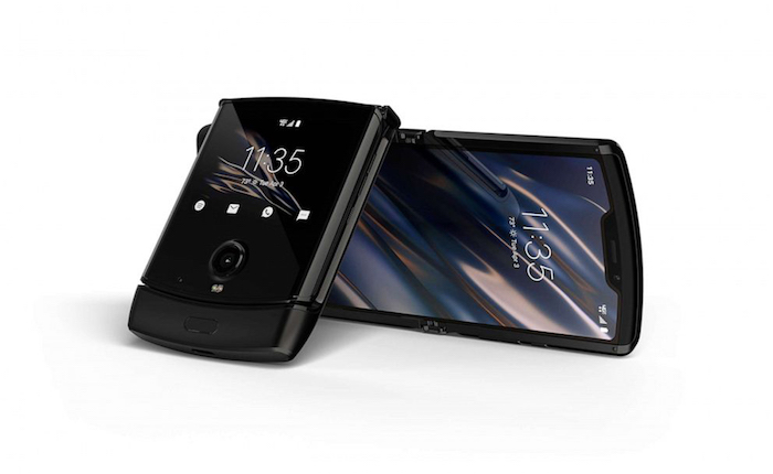 ein spartphone mit display auf der rückseite, zwei schwarze smartphones mit faltbaren displays, das neue faltbare motorola razr