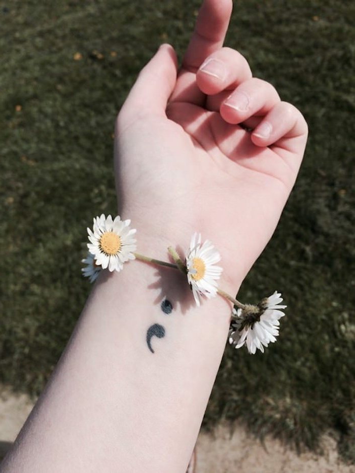 Semicolon Tattoo am Arm und Armband aus Gänseblümchen, tattoo psychische störung, Frühling