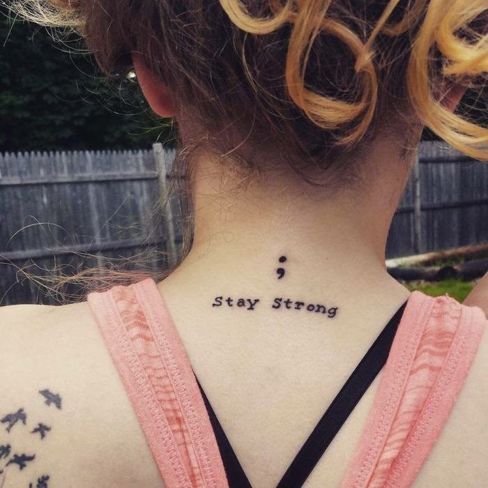 Tattoos von Vögel, Semicol und Stay Strong am Rücken, tattoo depression, pinkes Top
