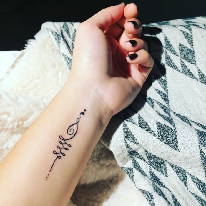Elegantes und feines Tattoo mit einem Semicolon obendrauf, Hand auf einer Decke, depression tattoos