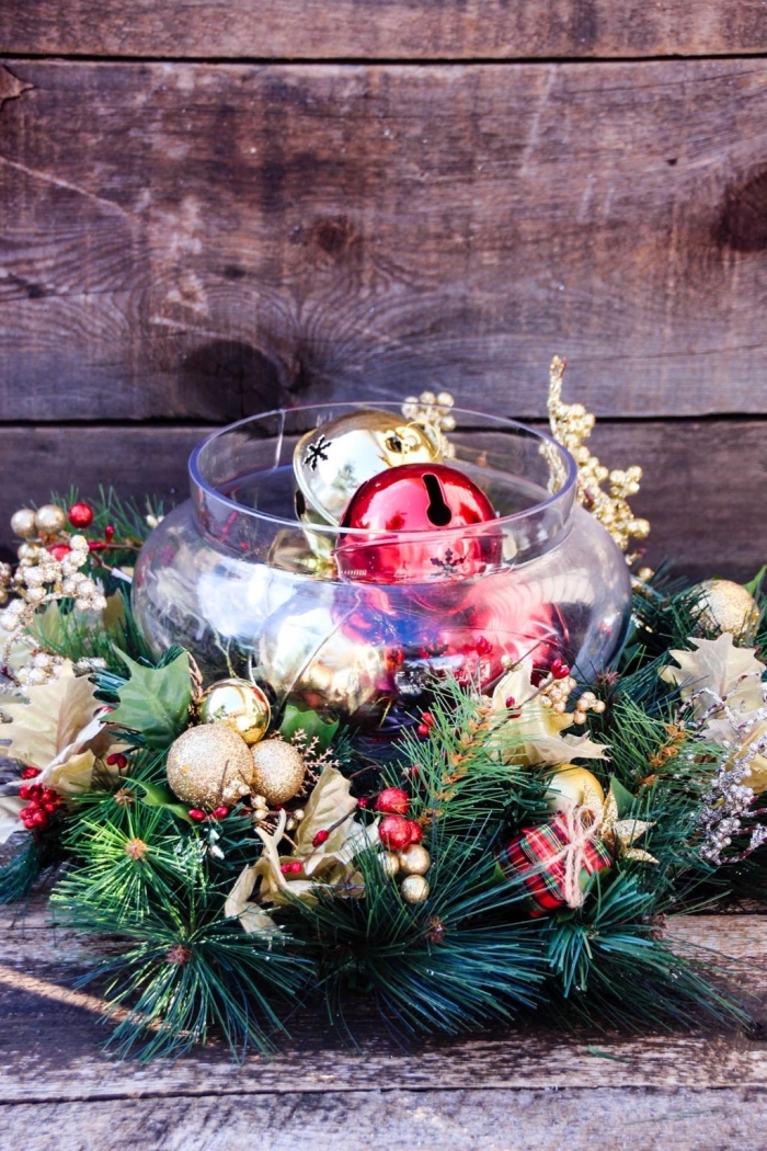 ausgefallene weihnachtsdeko selber machen, glaschale gefüllt mit goldenen und roten weihnachtskugeln