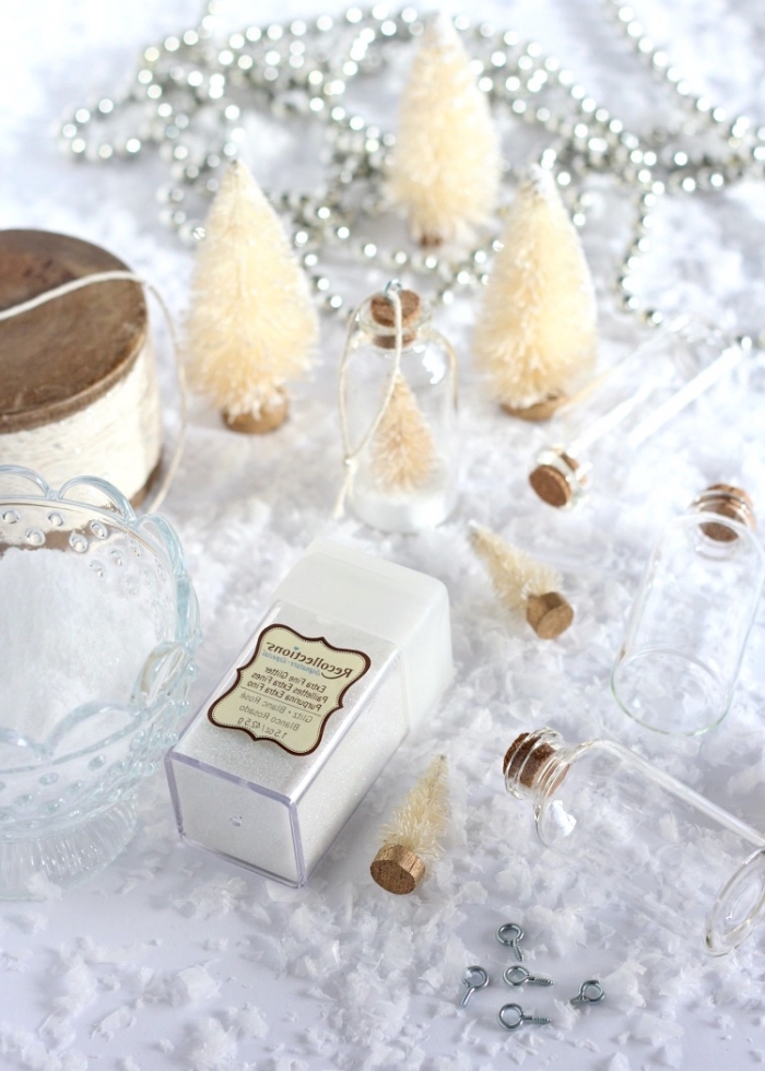 weiße tannenbäume, tischdeko in weiß, ausgefallene weihnachtsdeko selber machen