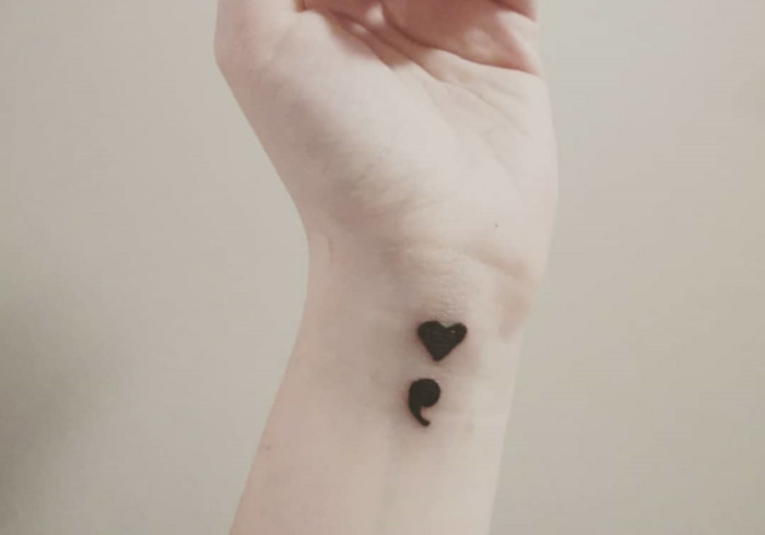 Hand, Semicolon Tattoo Idee mit einem schwarzen Herz, tattoo psychische störung, 