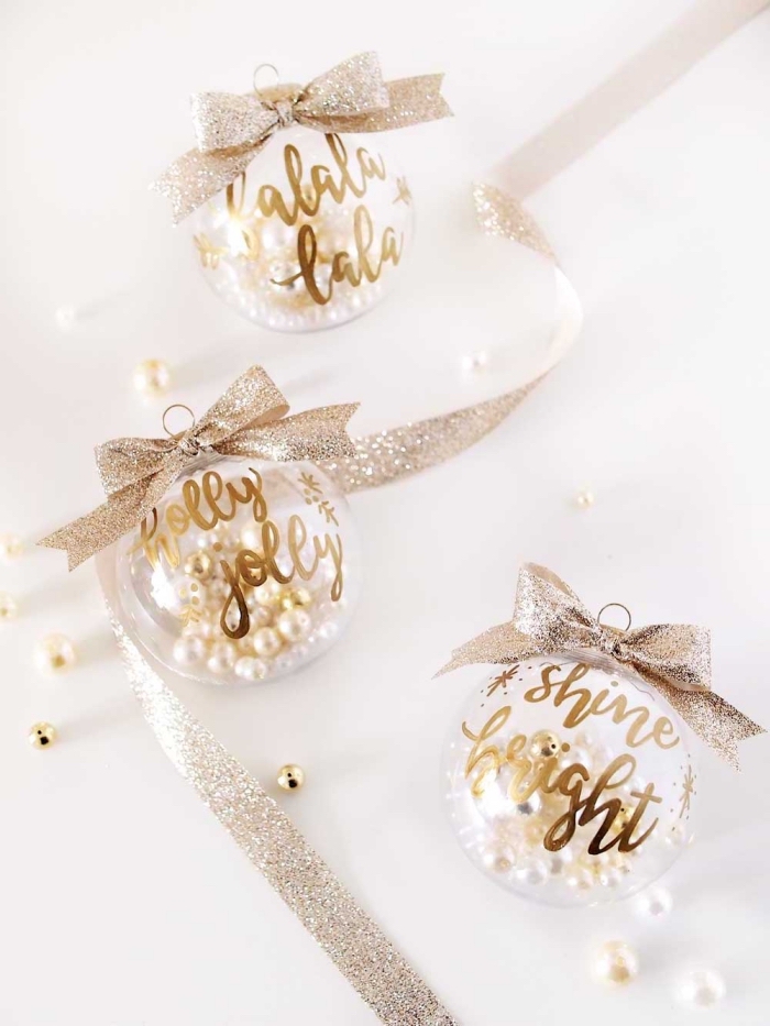 außergewähliche weihnachtsdeko selber machen, durchsichtge weihnachtskugel dekoriert mit goldenem marker