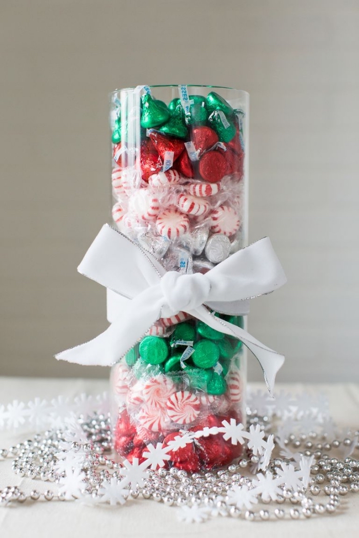 außergewöhnliche weihnachtsdeko selber machen, glasvase gefüllt mit bonbons und dekoriert mit weißer schleife
