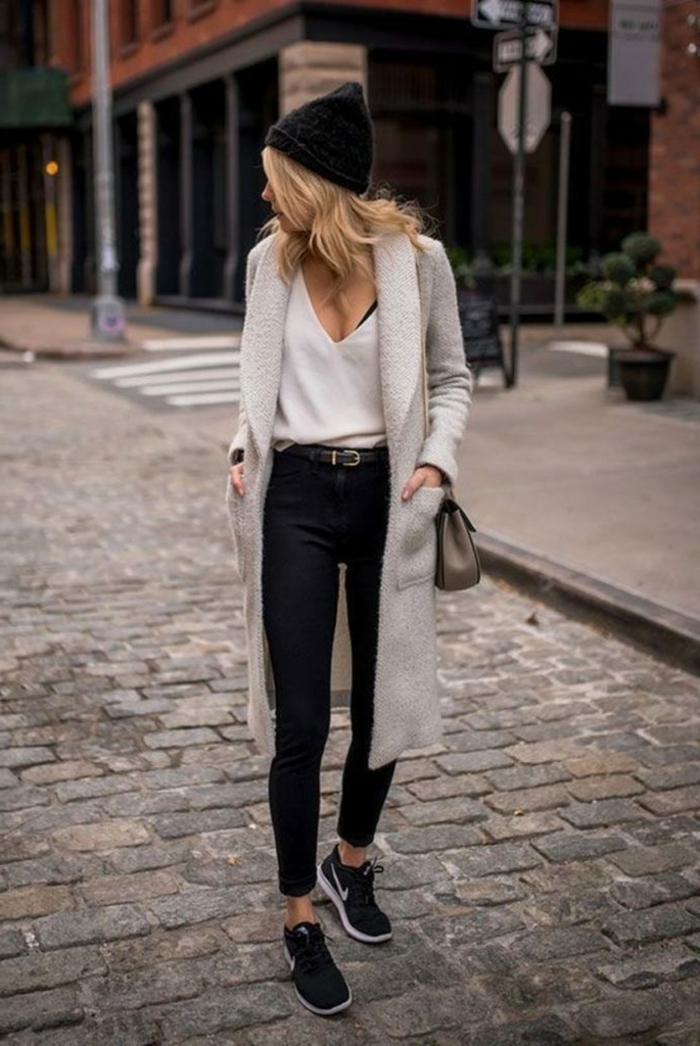 Casual angezogene Frau mit Skinny Jeans, weißes Top und grauem Cardigan, smart casual dresscode für damen