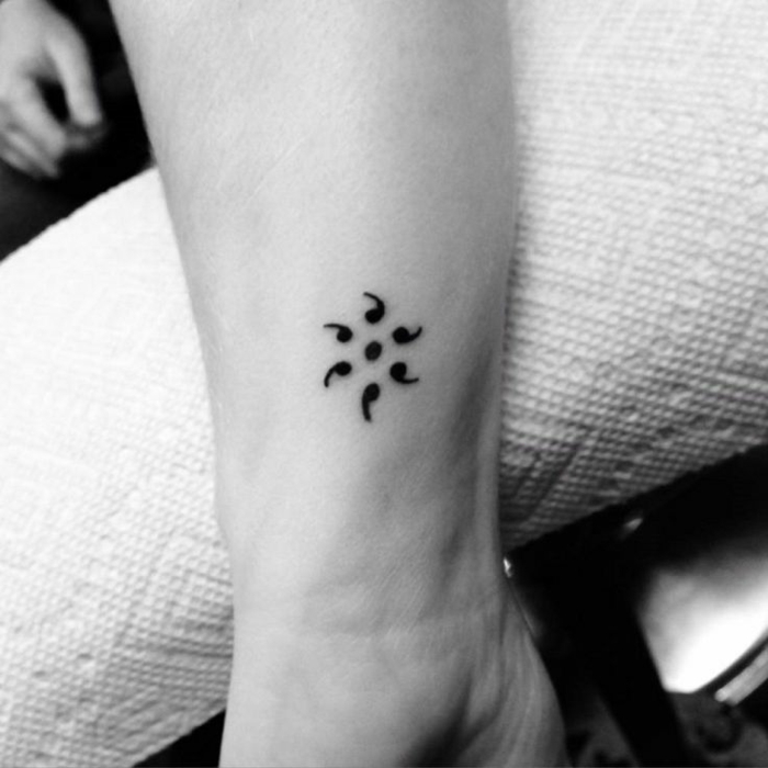 Schwarz-weißes photo, kreis von einem semicolon tattoo, was bedeutet ein semikolon