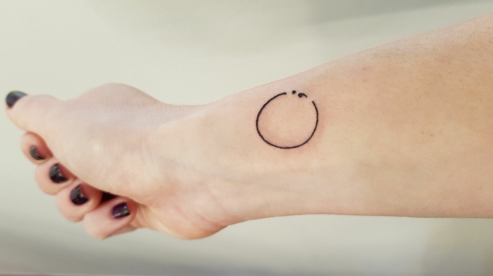 Der ewige Kreis des Lebens, Tattoo mit einem semicolon Tattoo, semikolon tattoo bedeutung