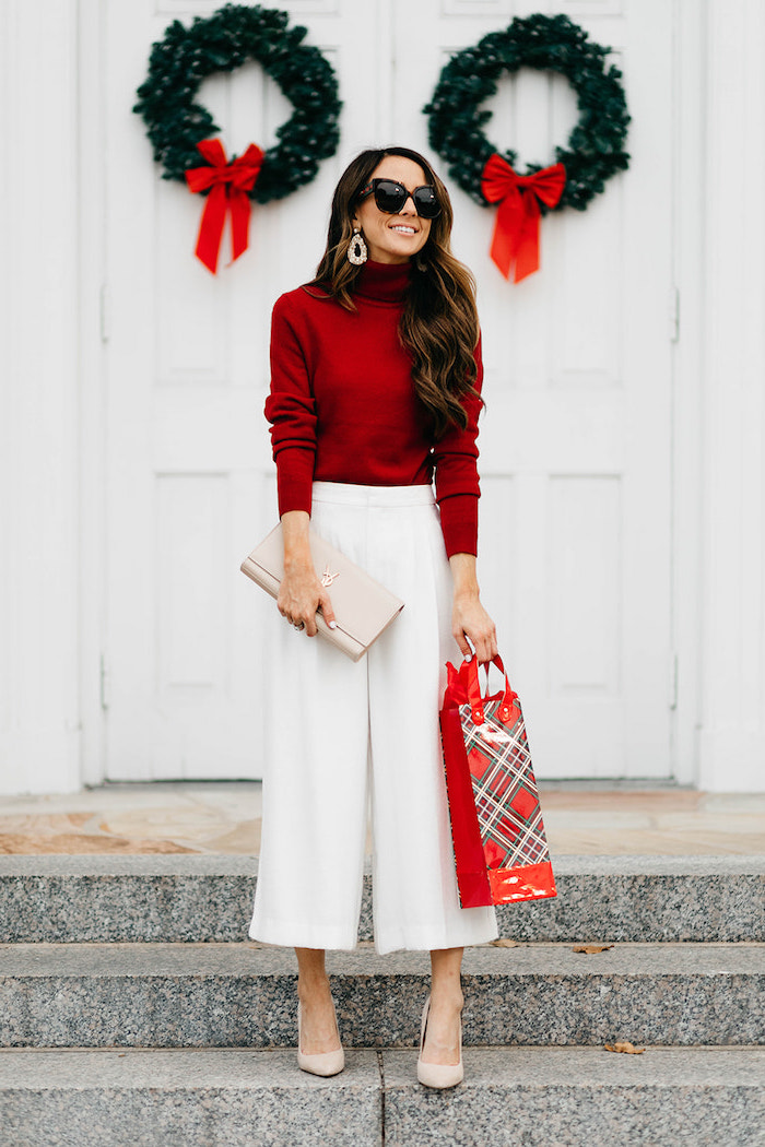 Outfit Idee für Weihnachten, rotes Top und weiße weite Hose, Pumps und Clutch in Beige 