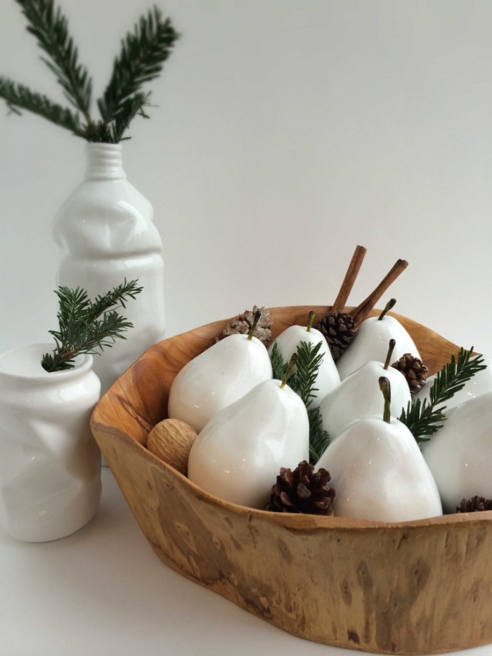 deko weihnachten selber machen, weiße birnen, dekorative schale aus holz, tischdekoraiton