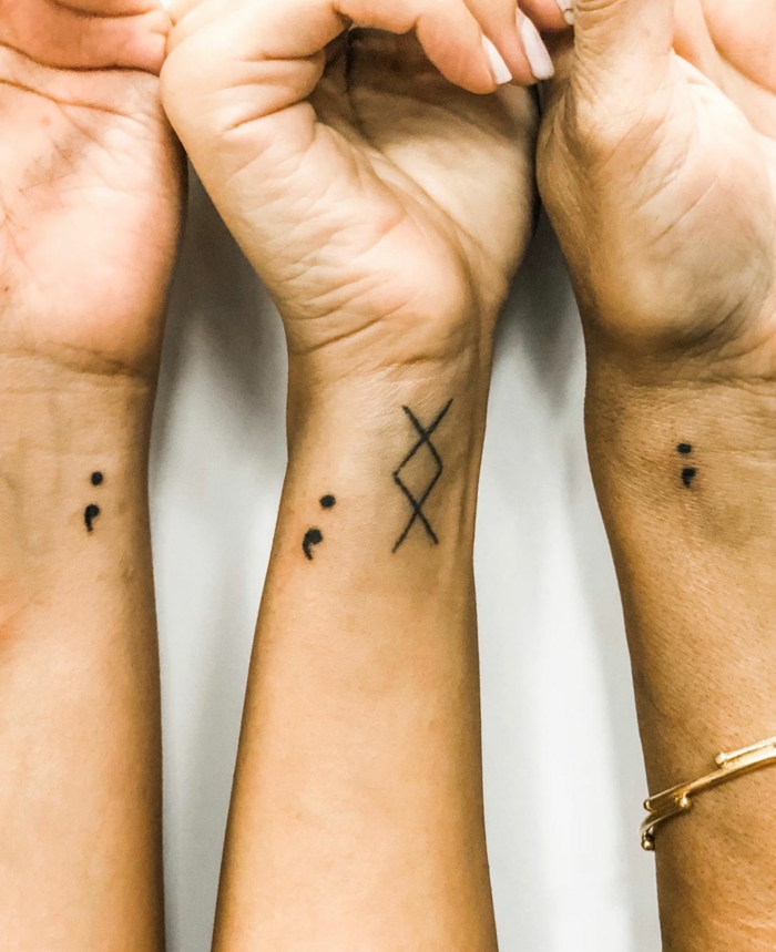 Drei Semicolon Tattos auf drei Hände, was bedeutet ein semikolon, armband