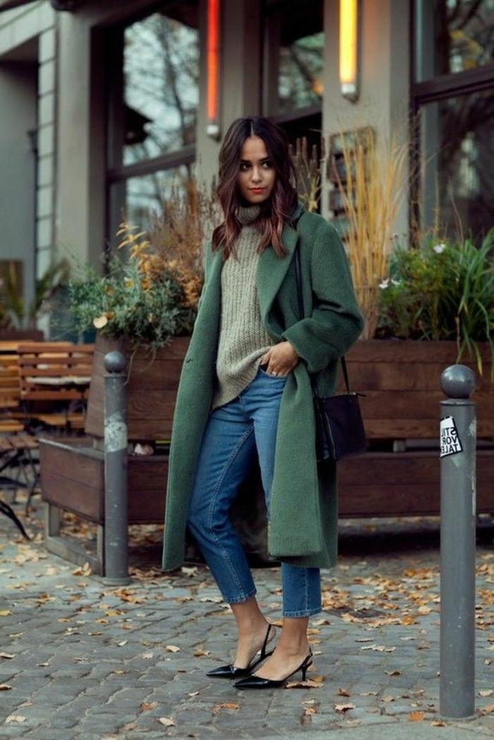 Dame im grünen Mantel mit Jeans, Rollkragenpullover und schwarze Heels