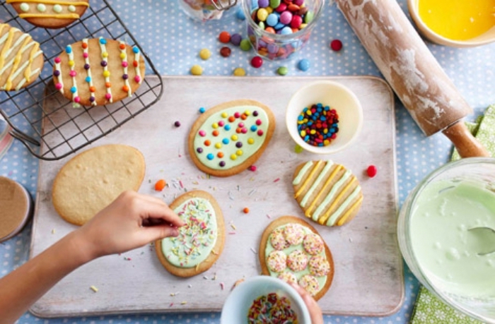 essen für kindergeburtstag, kekse eier mit zuckerglasur und bunten bonbons, kinder essen